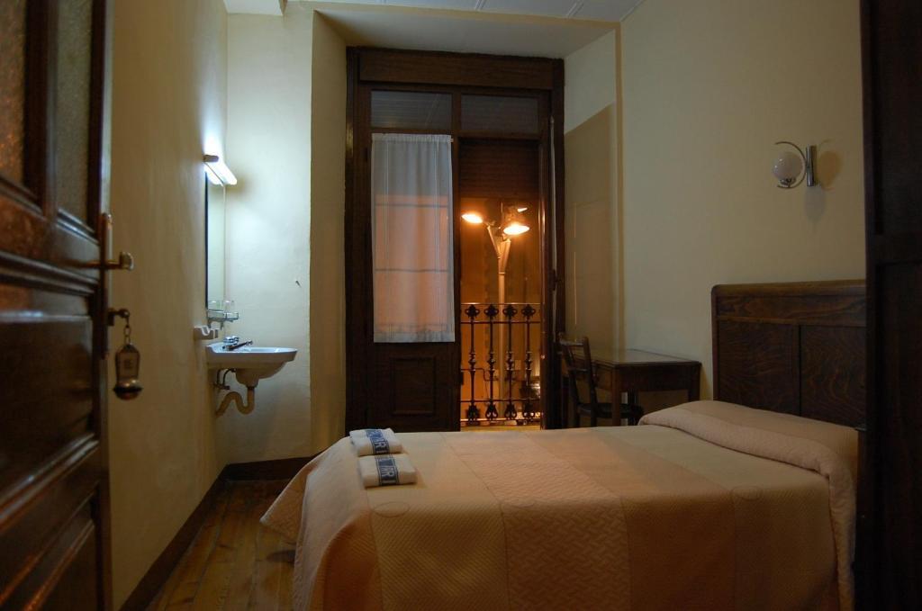 Hostal Paris Jaca Exterior photo